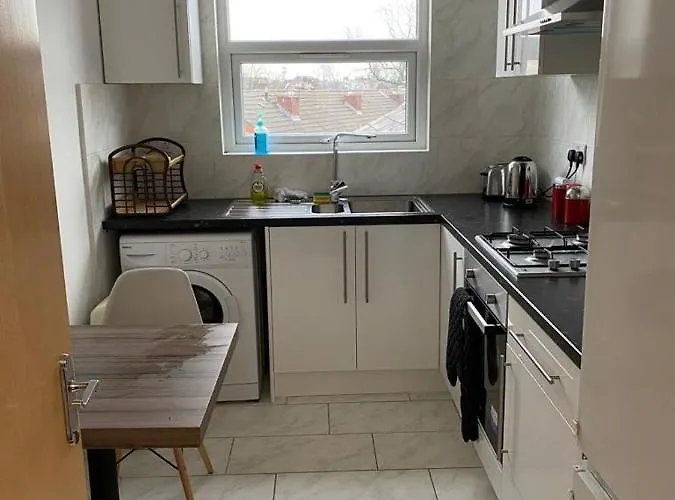 2 Bedroom Flat With Free Parking In